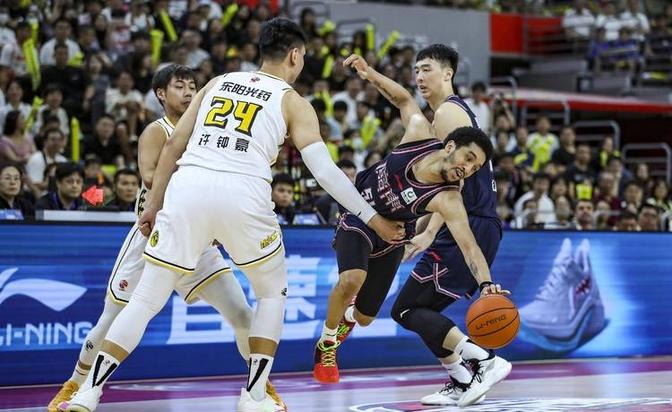 关于关键时刻球员挺身而出,力挽狂澜领先的信息 关于关键时刻球员挺身而出,力挽狂澜领先的信息