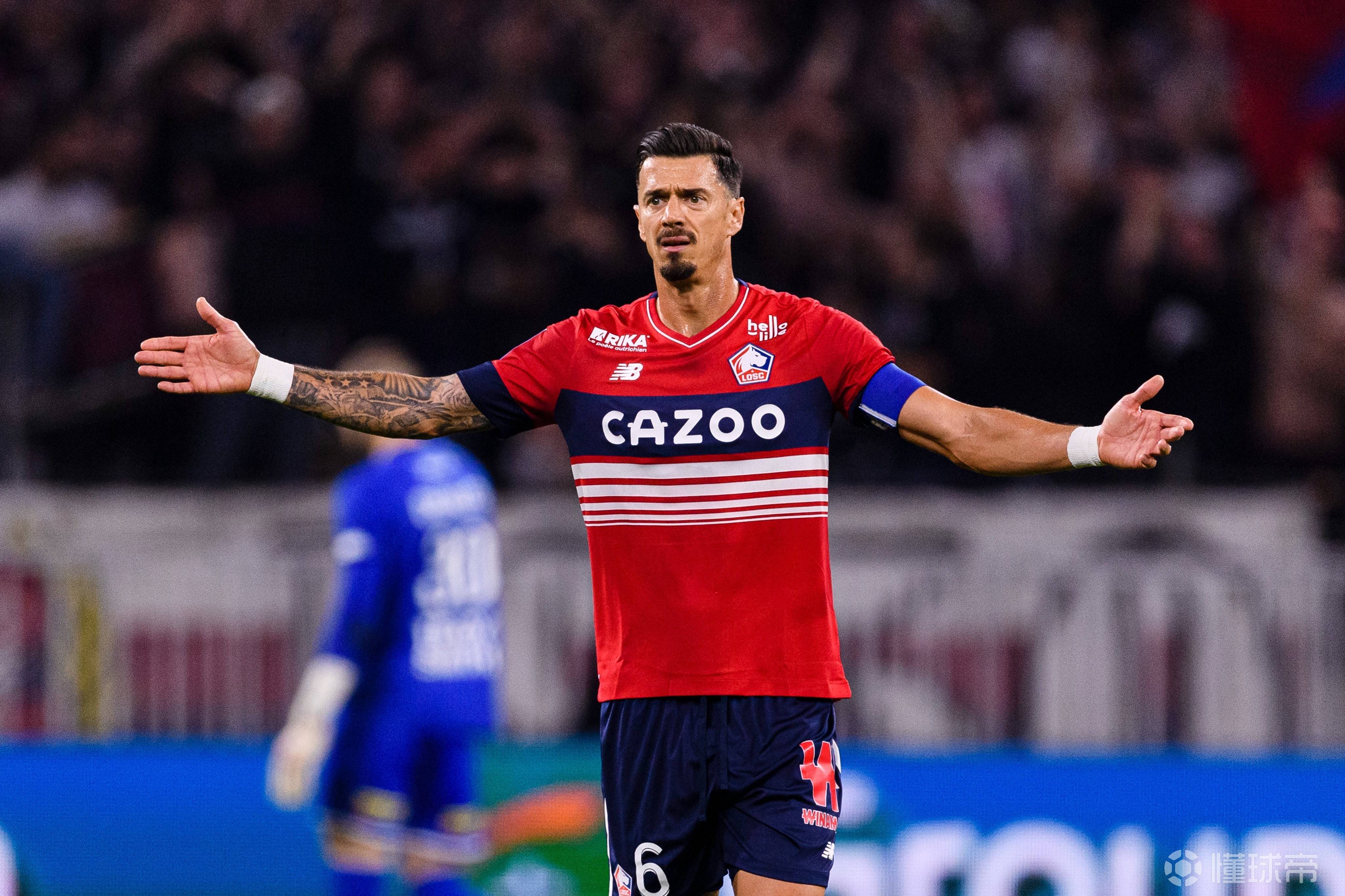 关于里昂前锋受伤下场，影响战术部署的信息