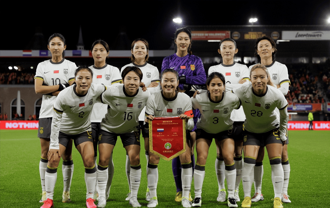 女足比赛掀起狂潮，吸引众多球迷驻足观看的简单介绍