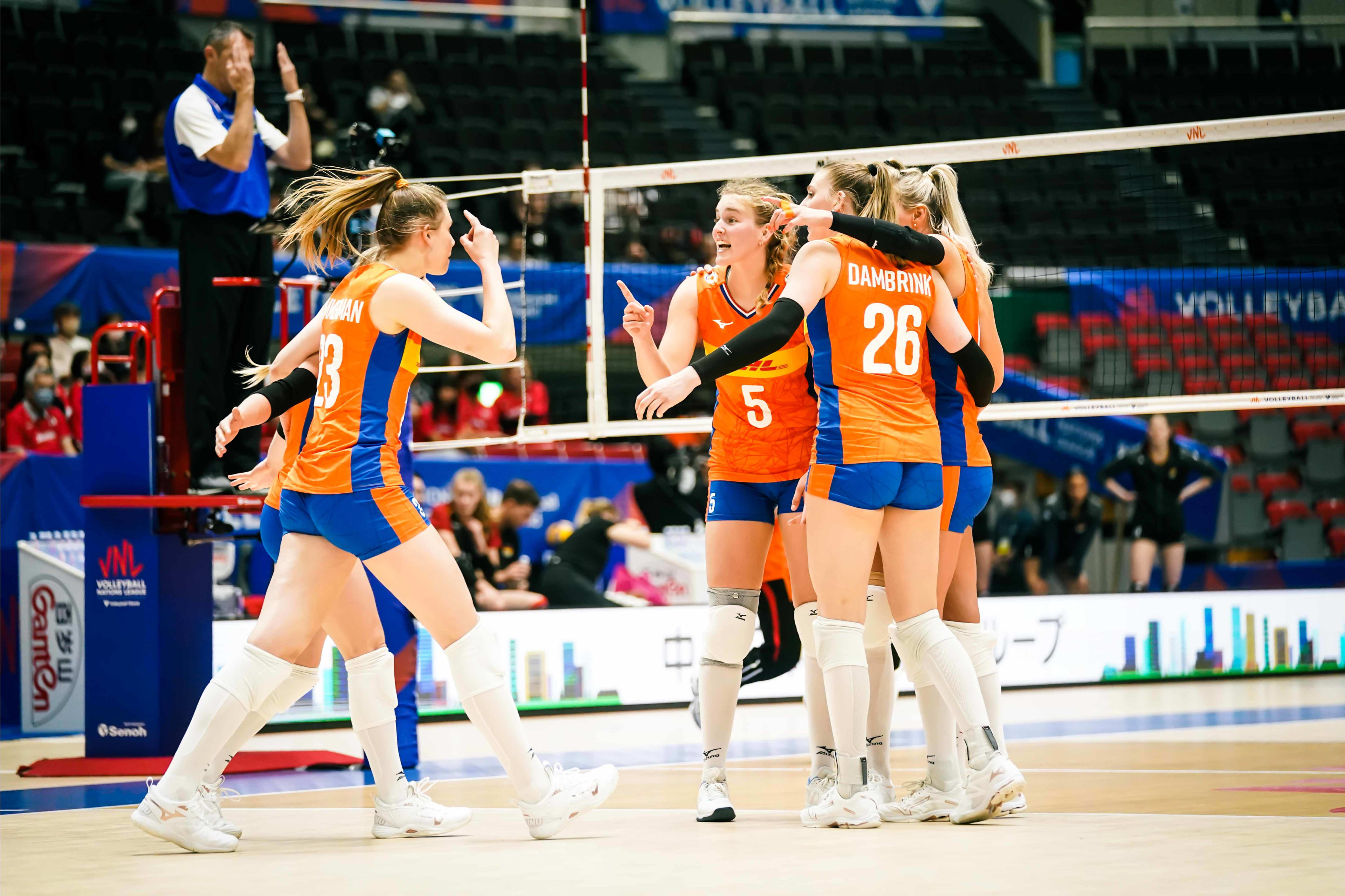 强队实力横扫对手,场上战斗激烈令人目不转睛的简单介绍 强队实力横扫对手,场上战斗激烈令人目不转睛的简单介绍