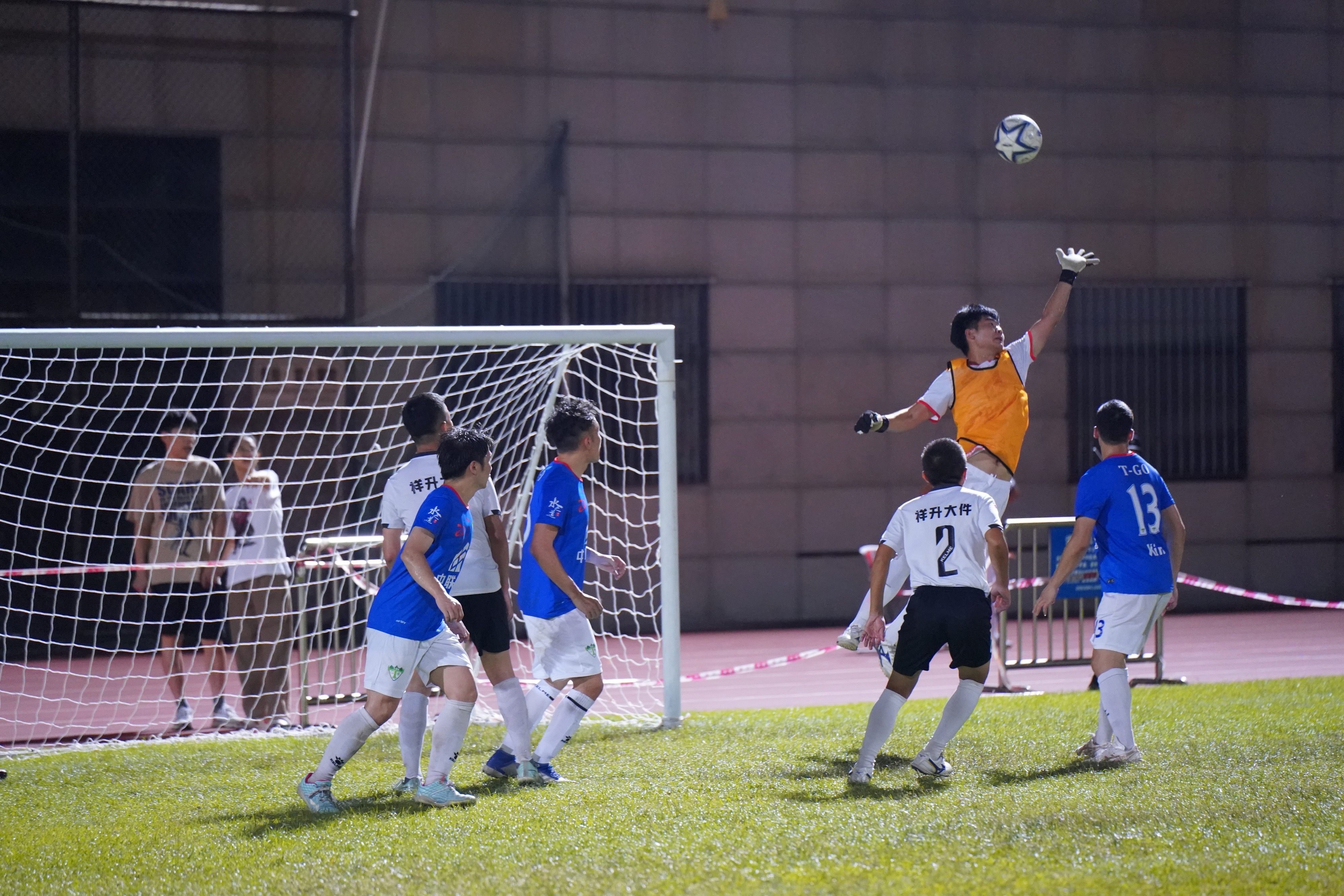 足球比赛现场热闹非凡，球迷们高呼助威声的简单介绍