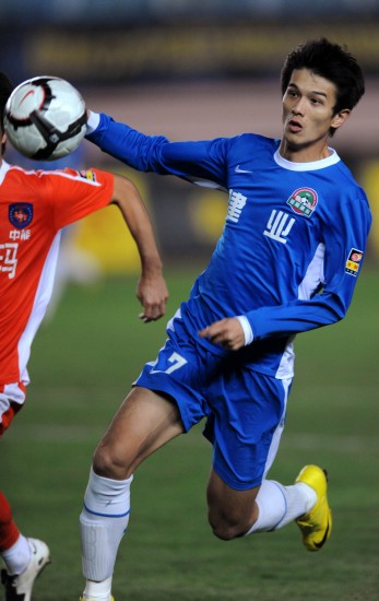 包含青岛晋级希望：中超艰难历程勇往直前热潮的词条