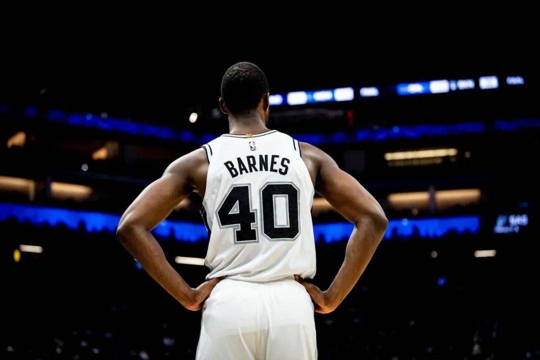 马刺队老将因受伤将无法继续赛季，媒体赞扬其职业精神的简单介绍