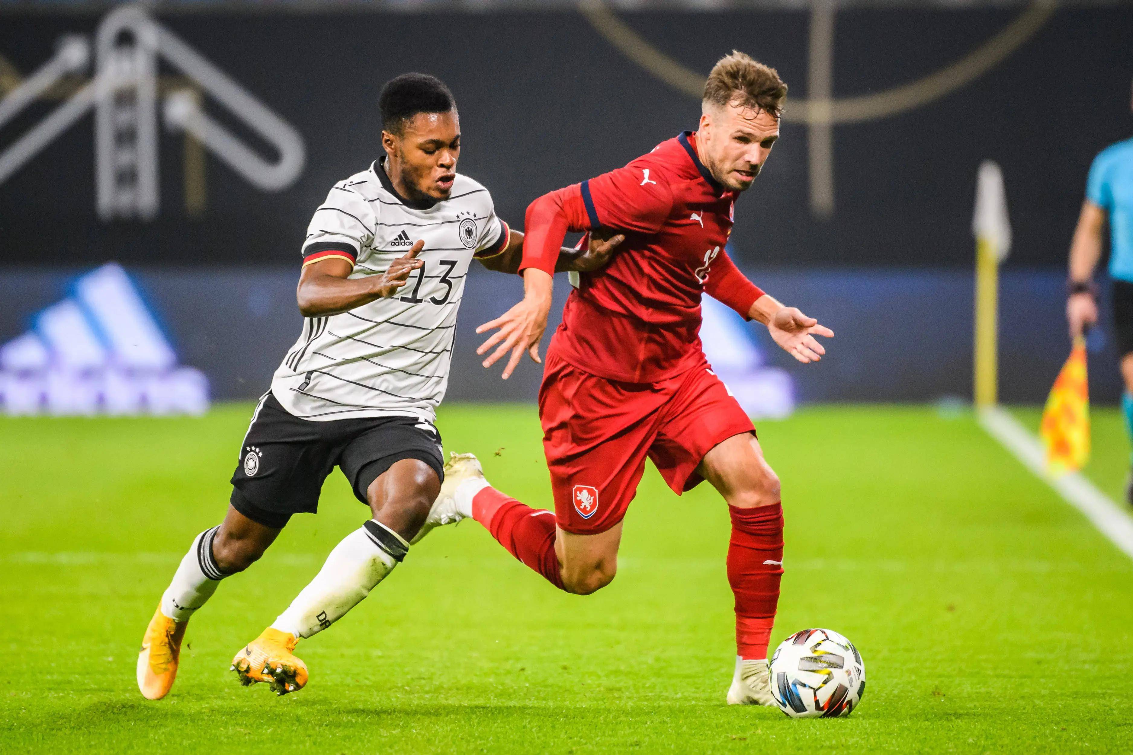 热刺客场逼平伯恩利，保持联赛不败