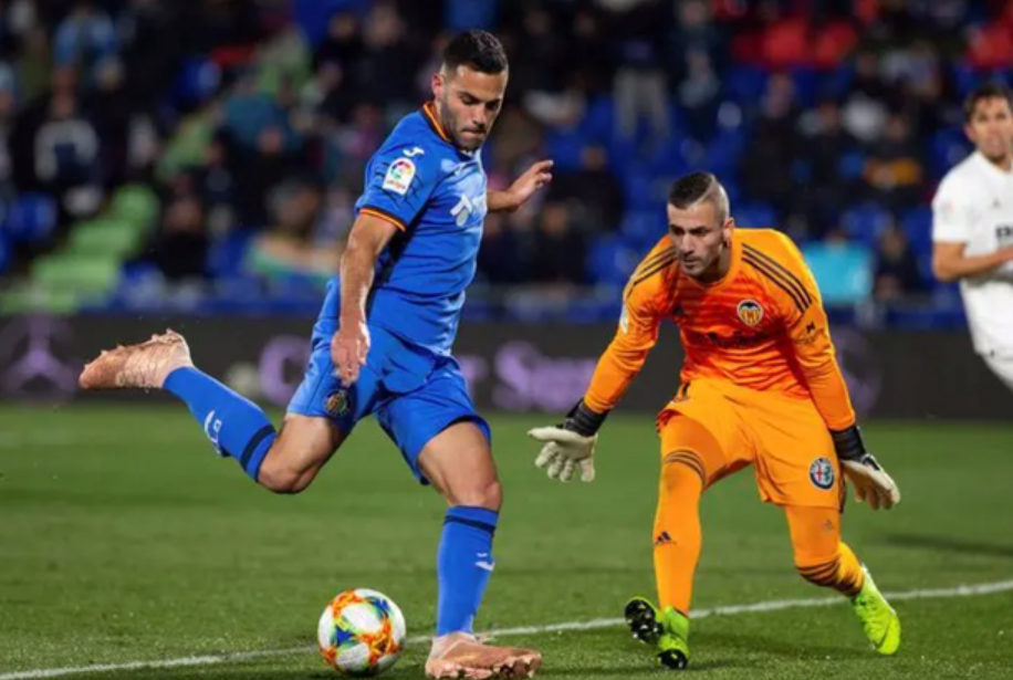 包含比利亚雷亚尔险胜，继续追赶前头集团的词条