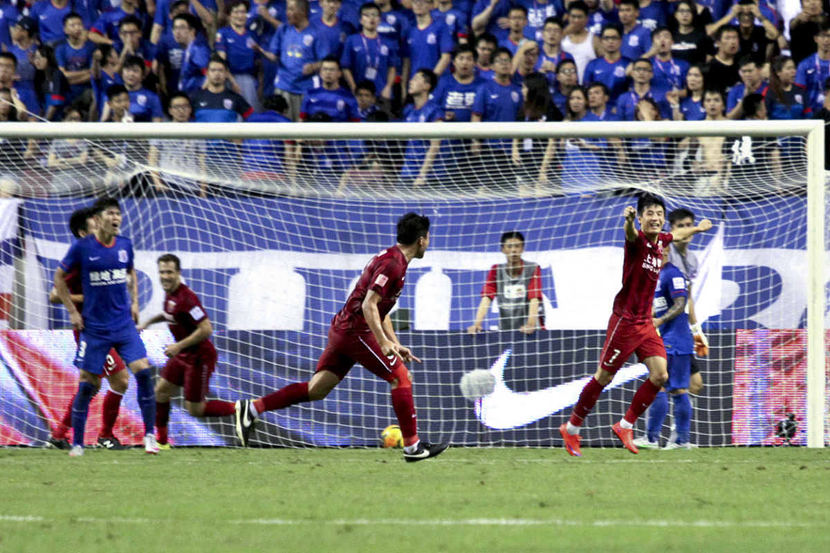 包含激烈角逐引发观众狂热，足球场上对决无限精彩的词条