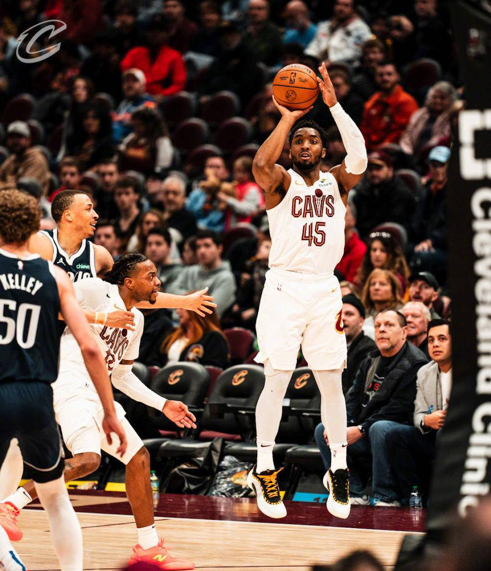 人内外组合出色，轻取独行侠稳住季后赛地位的简单介绍