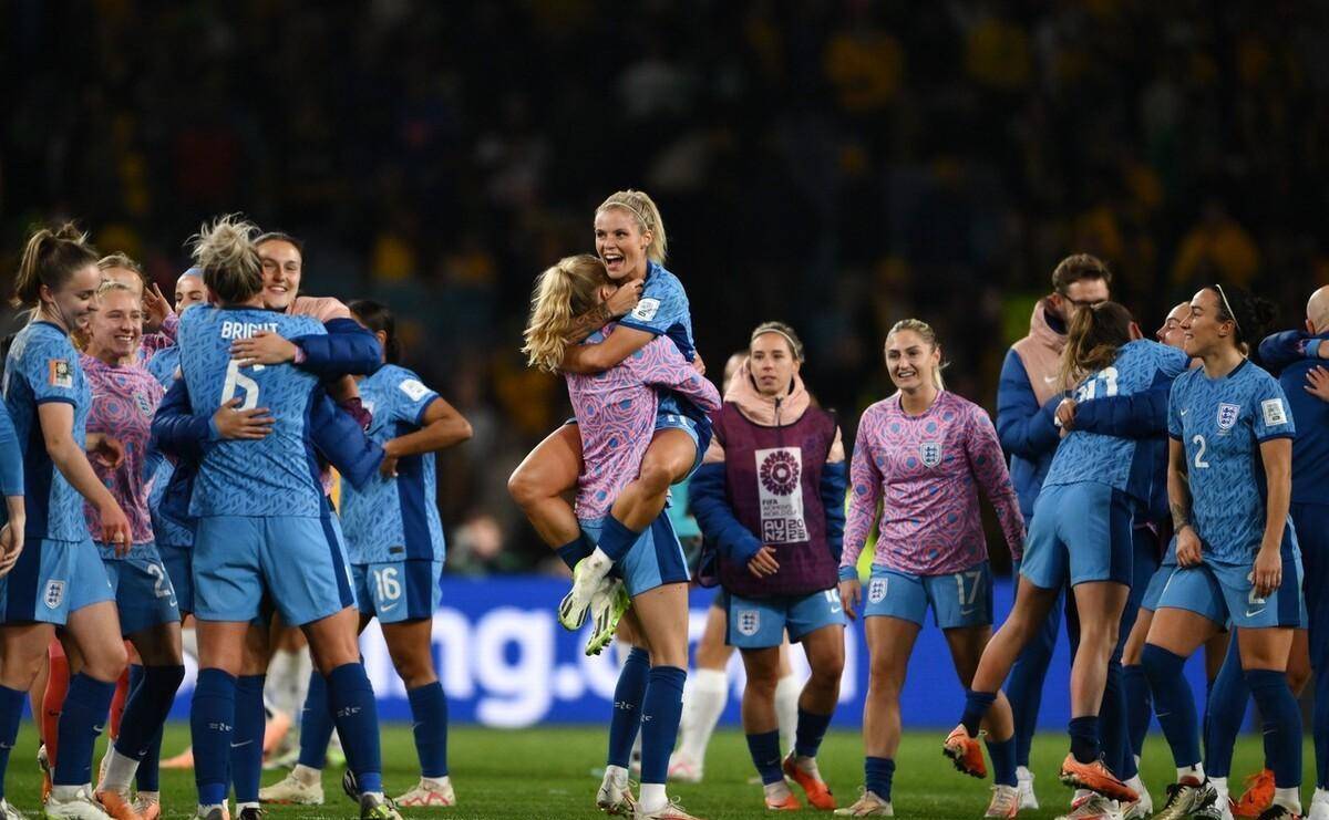 英格兰女足紧咬对手拔得头筹