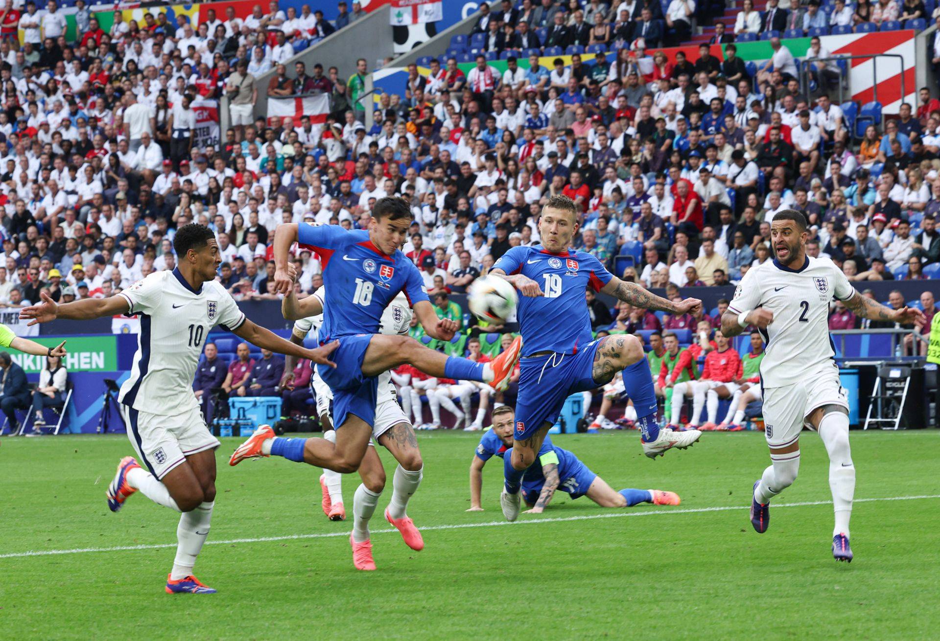 罗马尼亚队在欧预赛中取得两连胜 罗马尼亚队在欧预赛中取得两连胜