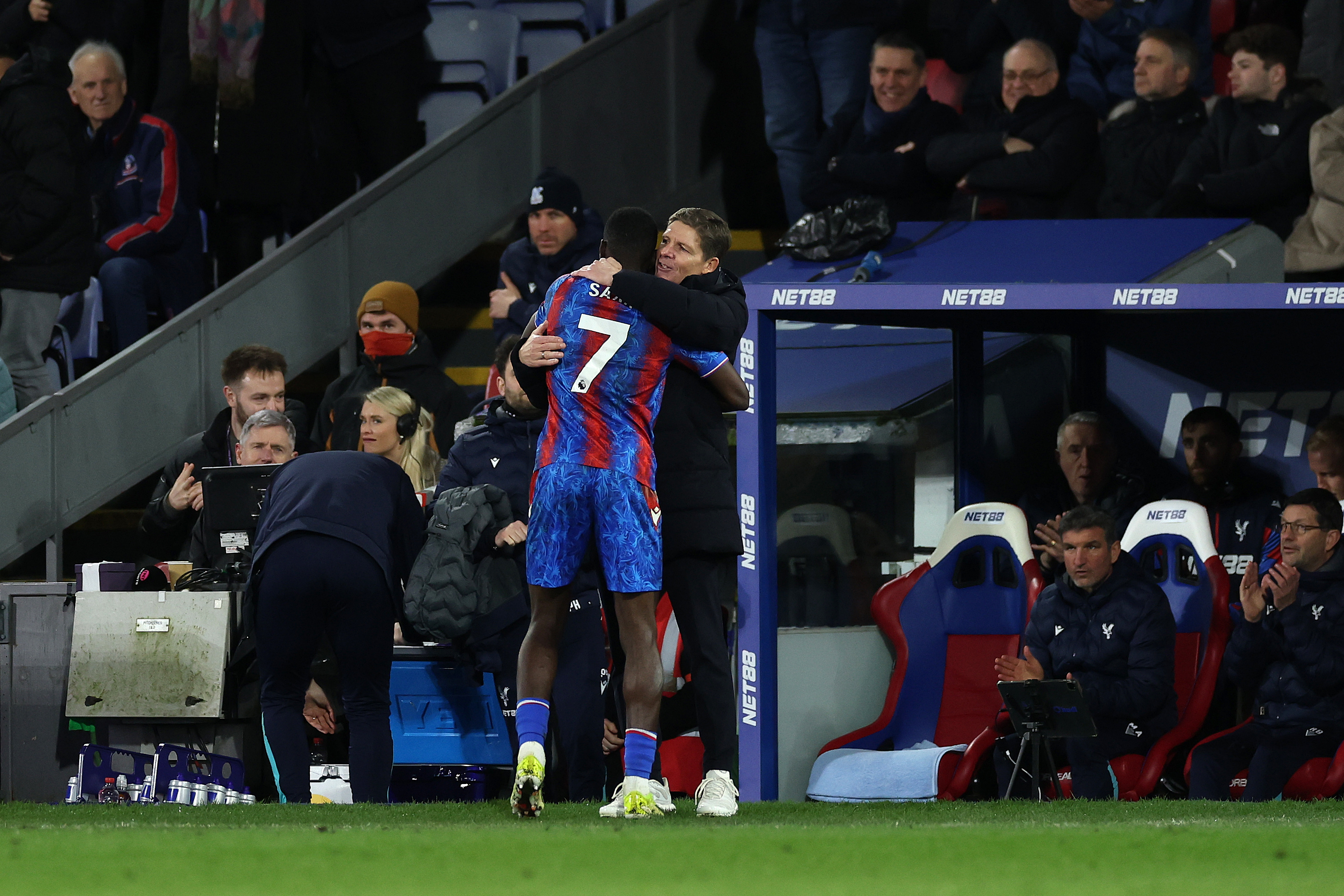 阿斯顿维拉客场大胜，积分赶超领先