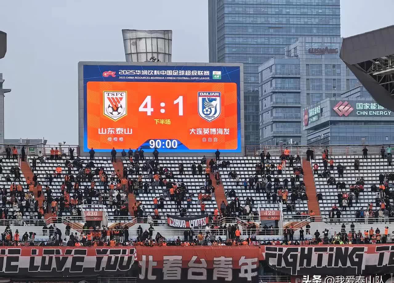 球队迎来新赛季首胜，队员士气高涨信心十足