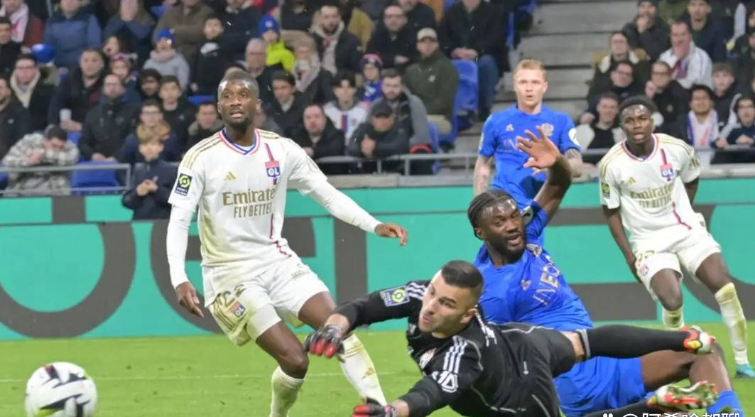 里昂主场惨败，频频失误引发球迷不满