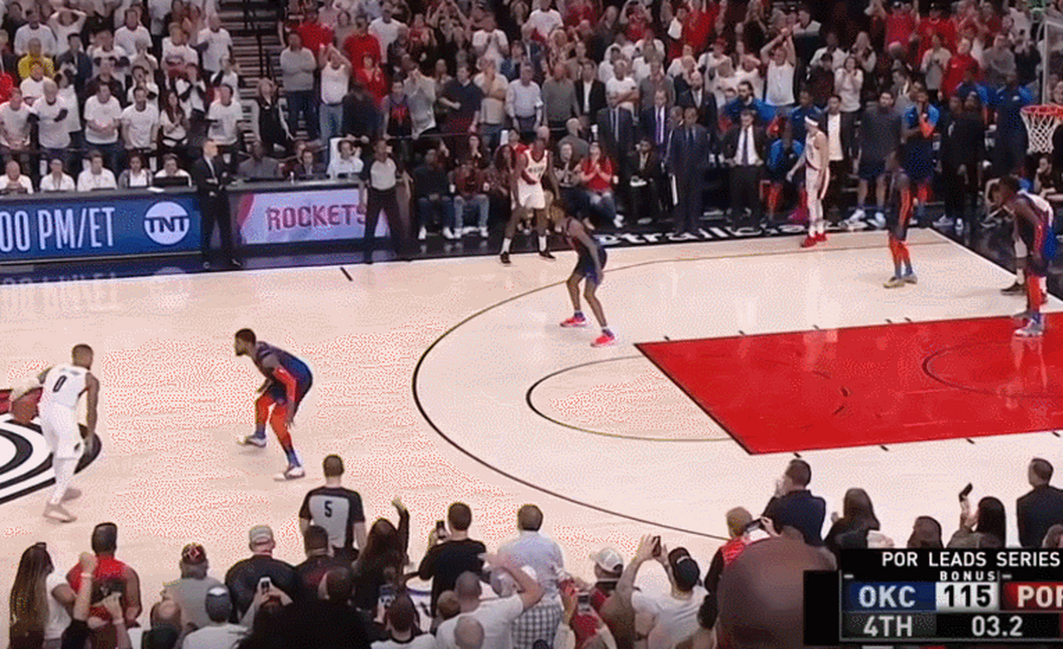 一记绝杀三分球,让全场观众热血澎湃 一记绝杀三分球,让全场观众热血澎湃