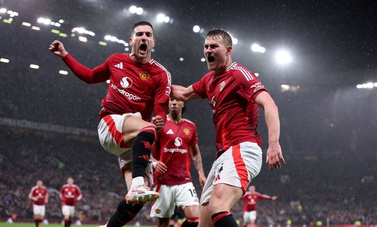 包含曼联主场告捷，领先梯队逐渐扩大差距的词条