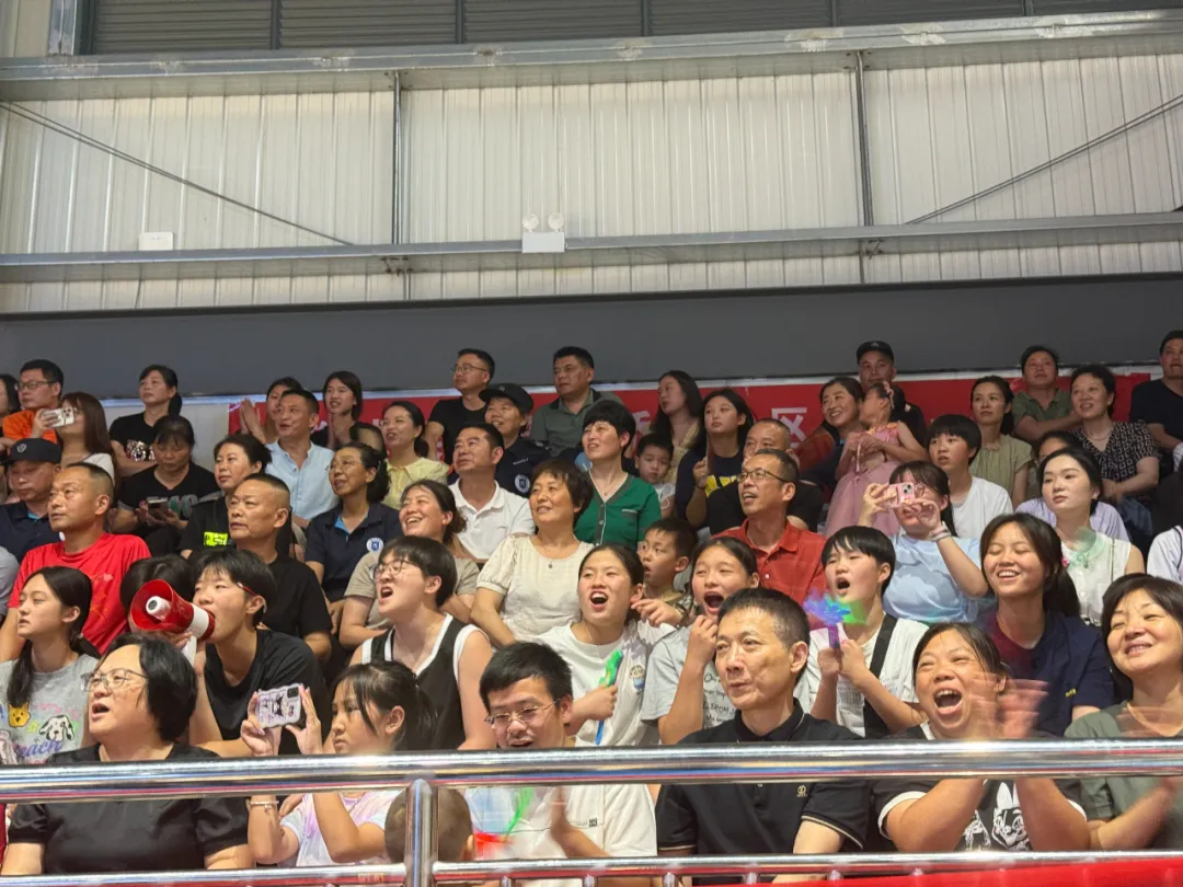 超级篮球决战即将举行，嘉宾纷纷到场观战助威