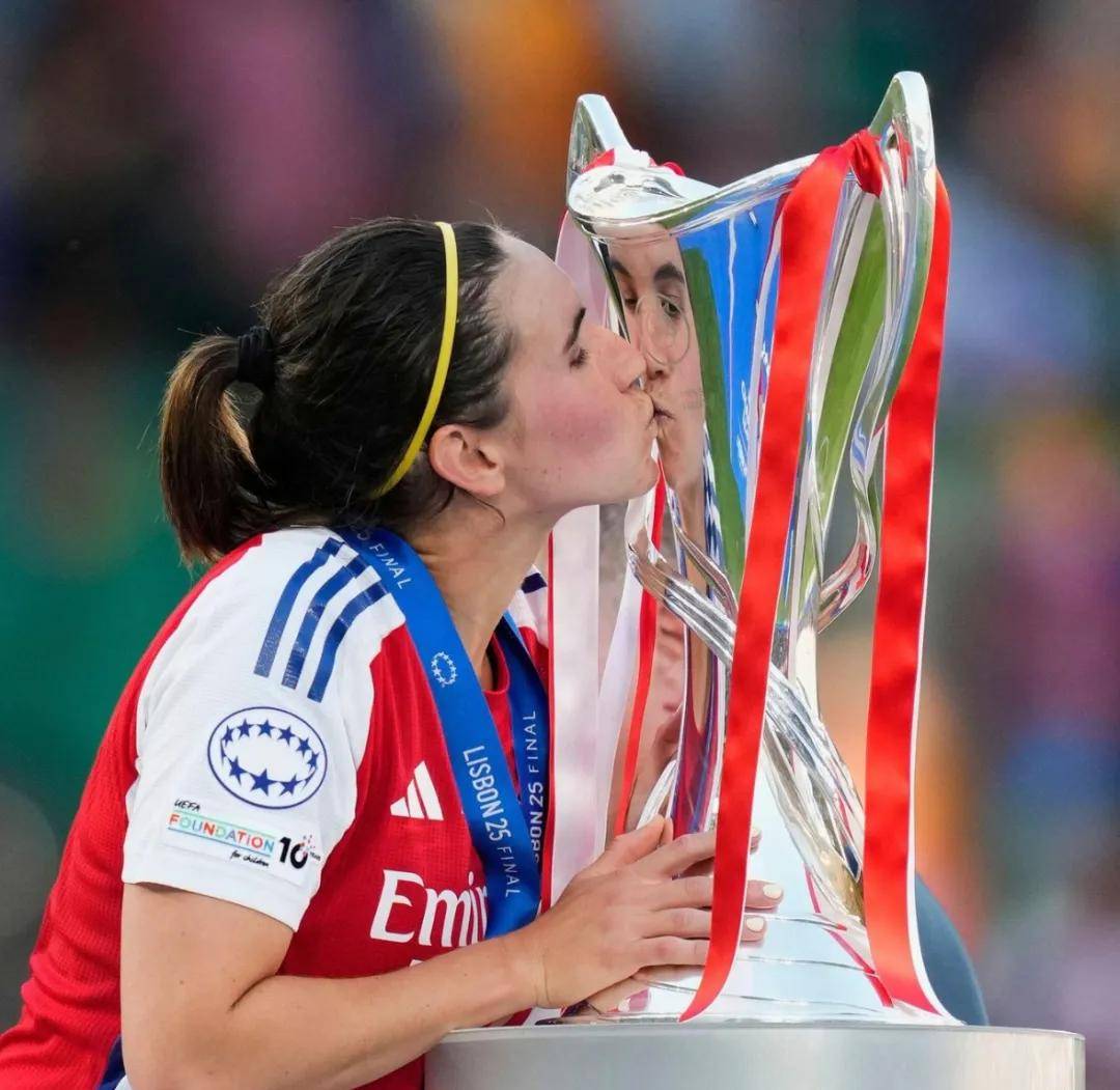 阿森纳女足球员在社交媒体上与粉丝互动 阿森纳女足球员在社交媒体上与粉丝互动