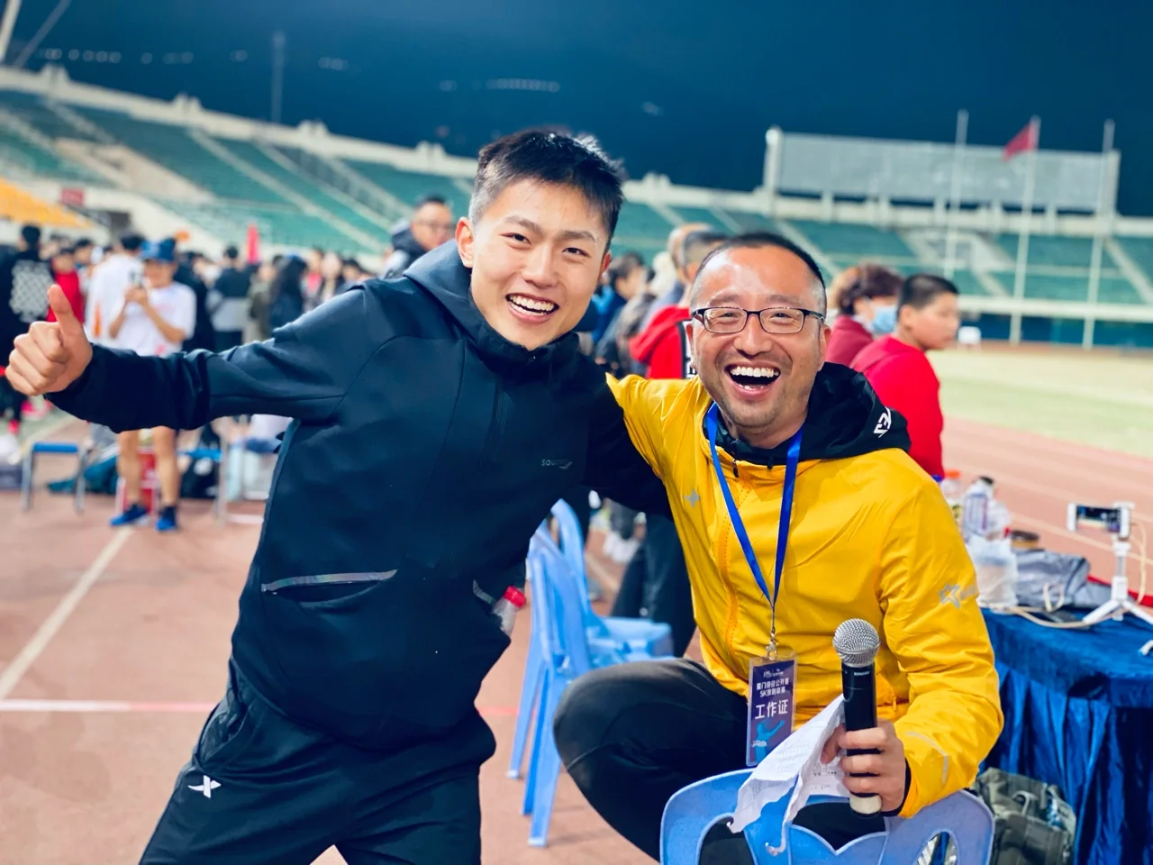 强敌对决，现场观战人数激增