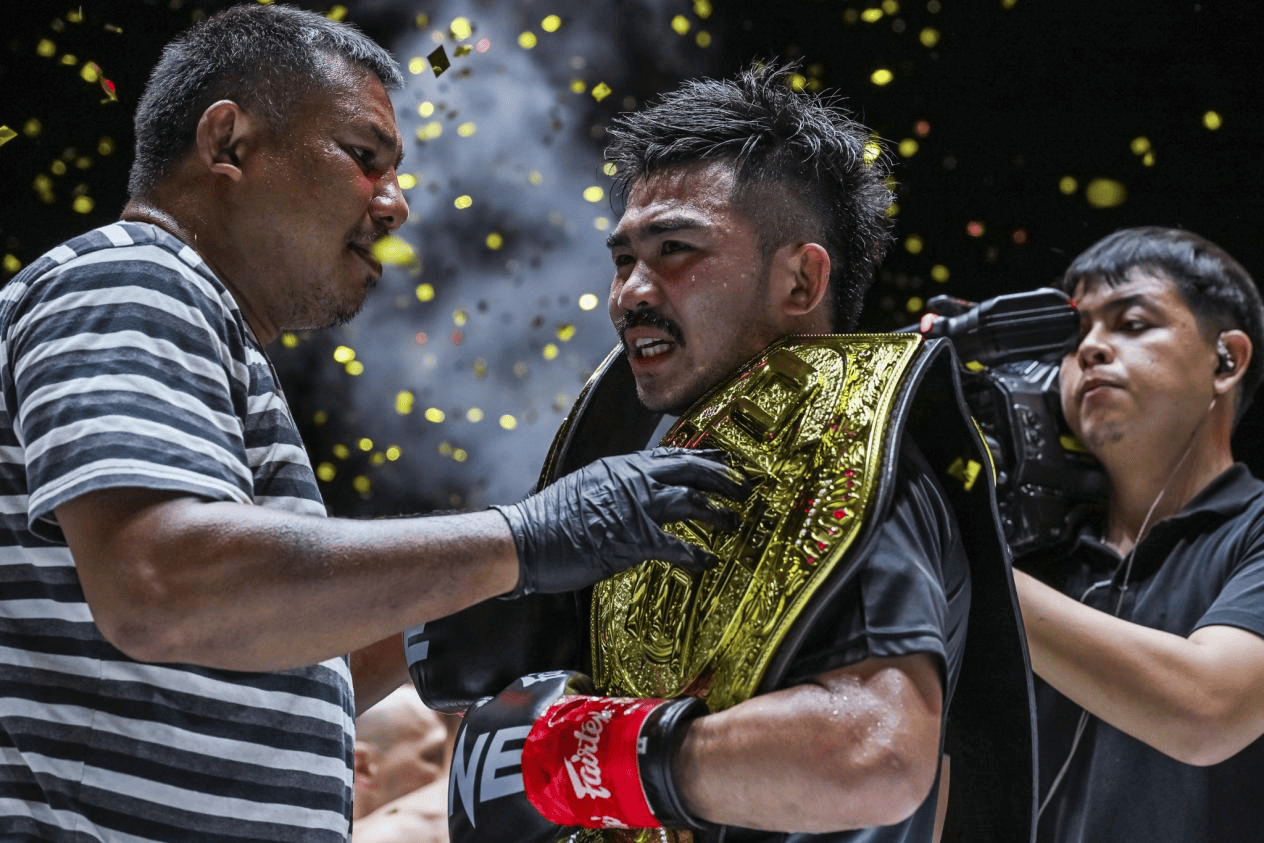 拳击冠军赛:两位强者对决,谁将登顶巅峰 拳击冠军赛:两位强者对决,谁将登顶巅峰