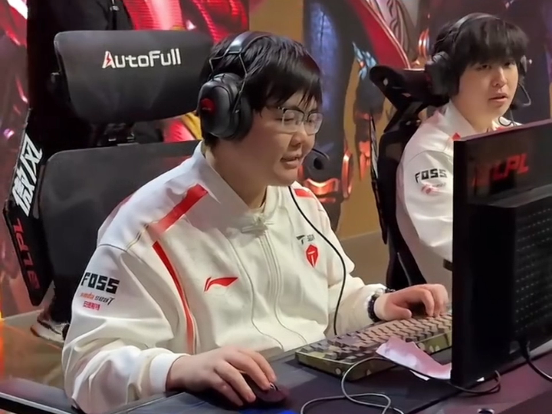 包含TES轻取WBG，Elk操刀奇招英雄翻盘鏖战多局2025世界赛，点燃全场激情的词条