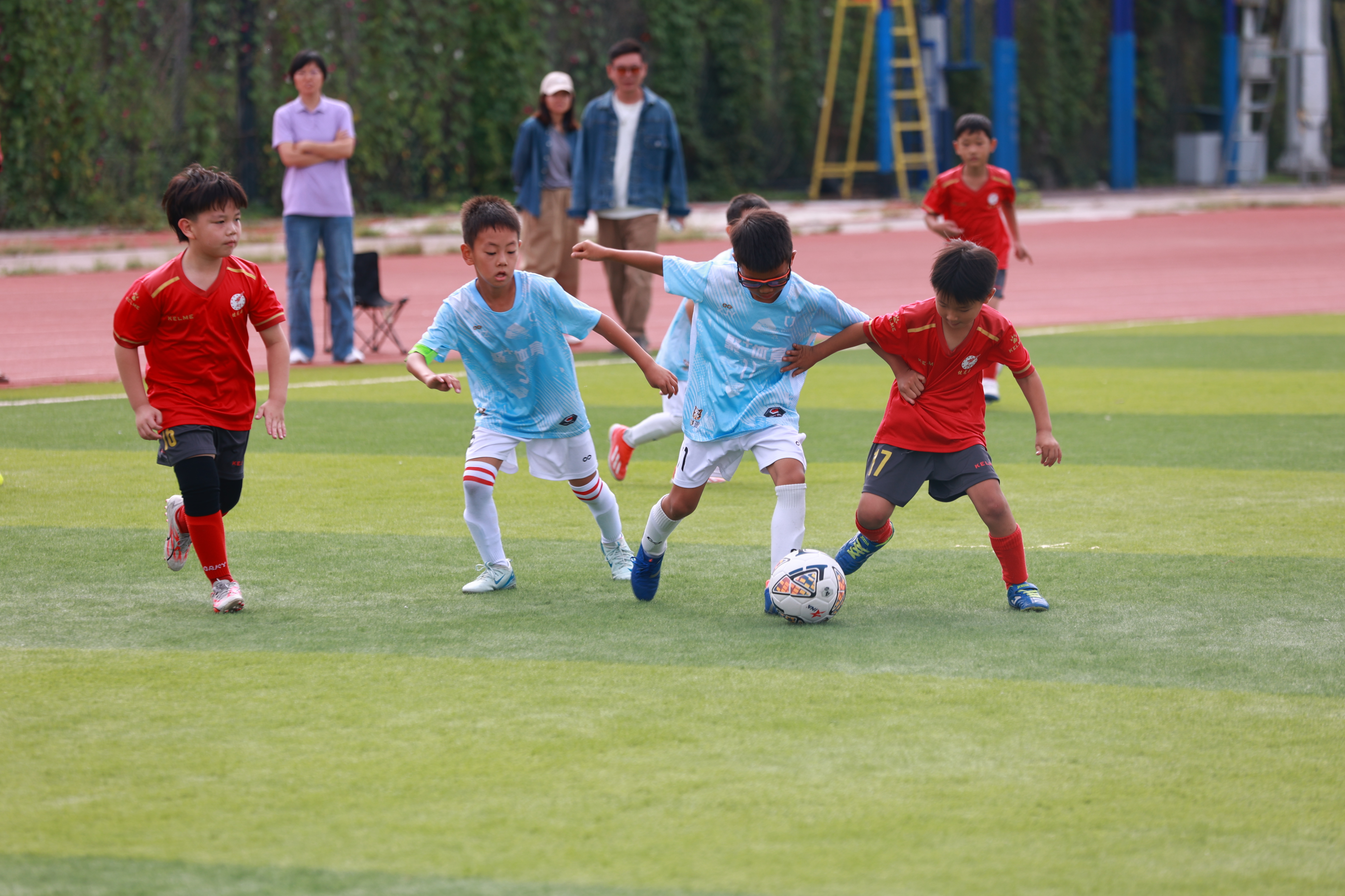 足球比赛现场精彩不断，球员奋力拼搏的简单介绍