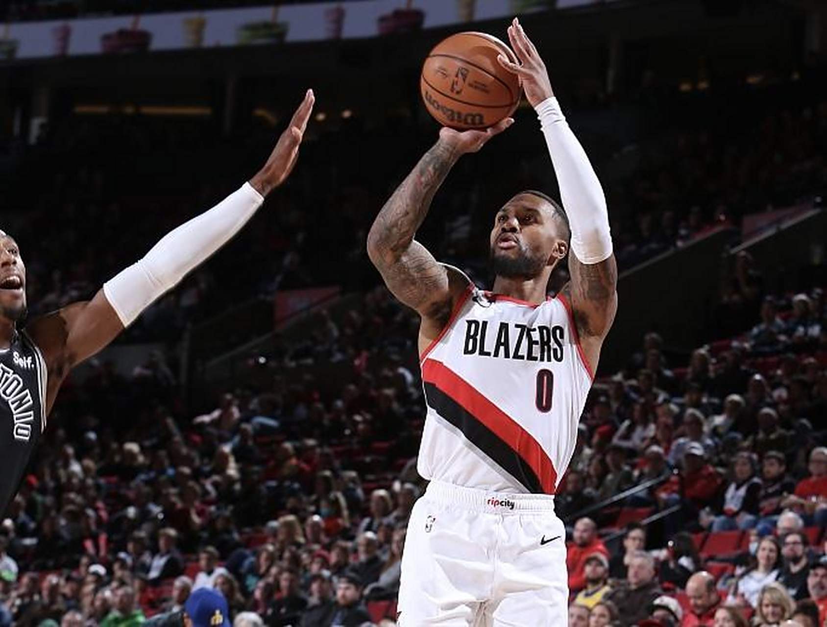 开拓者力克马刺,利拉德独得36分 开拓者力克马刺,利拉德独得36分